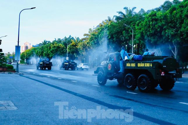 Bộ đội, xe đặc chủng phun 1,5 tấn hóa chất khử khuẩn trên diện rộng ở TP Vinh - 12