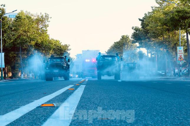 Bộ đội, xe đặc chủng phun 1,5 tấn hóa chất khử khuẩn trên diện rộng ở TP Vinh - 7