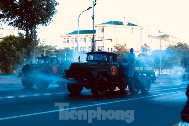 Bộ đội, xe đặc chủng phun 1,5 tấn hóa chất khử khuẩn trên diện rộng ở TP Vinh - 10