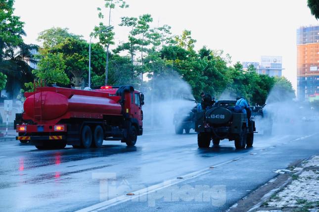 Bộ đội, xe đặc chủng phun 1,5 tấn hóa chất khử khuẩn trên diện rộng ở TP Vinh - 13