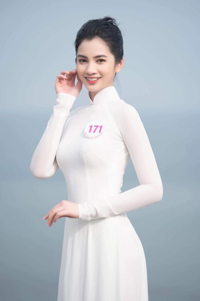 Cẩm Đan tung ảnh diện áo dài trắng cùng dàn người đẹp Hoa hậu Việt Nam
