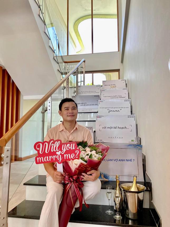 BTV Hà My tiết lộ về ông xã &#34;nổi tiếng hơn nhiều&#34; và màn cầu hôn trên máy bay - 4