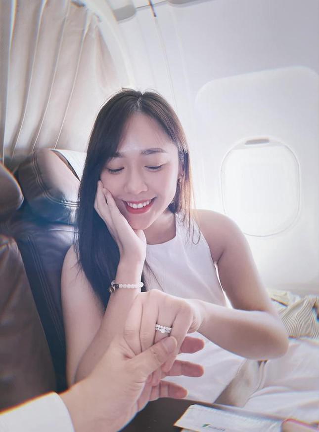 BTV Hà My tiết lộ về ông xã &#34;nổi tiếng hơn nhiều&#34; và màn cầu hôn trên máy bay - 3