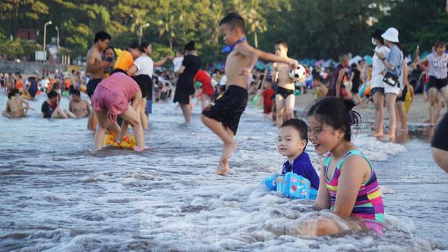 Nắng nóng kéo dài, biển Đồ Sơn chật kín người xuống tắm - 6