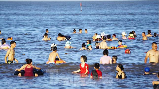 Nắng nóng kéo dài, biển Đồ Sơn chật kín người xuống tắm - 2