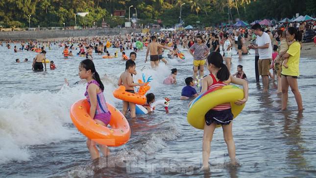 Nắng nóng kéo dài, biển Đồ Sơn chật kín người xuống tắm - 5