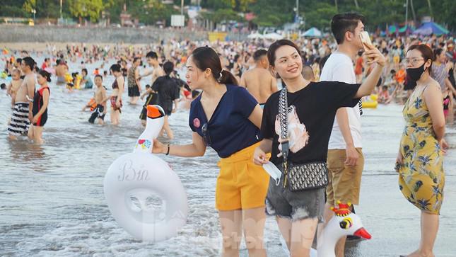 Nắng nóng kéo dài, biển Đồ Sơn chật kín người xuống tắm - 10