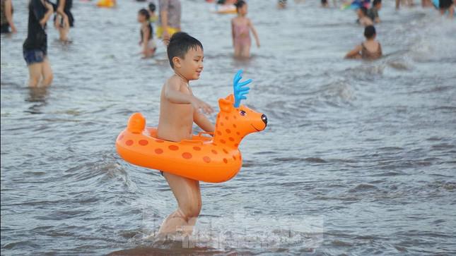 Nắng nóng kéo dài, biển Đồ Sơn chật kín người xuống tắm - 8
