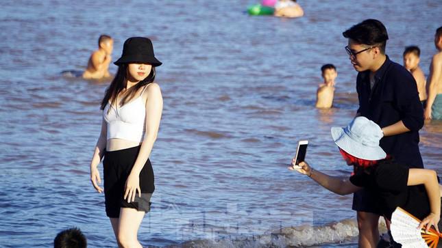 Nắng nóng kéo dài, biển Đồ Sơn chật kín người xuống tắm - 9