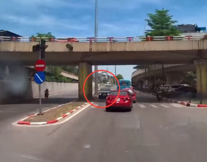 Clip: Giật mình ô tô biển vàng liều lĩnh chạy ngược chiều, suýt gây họa trên phố Hà Nội - 1