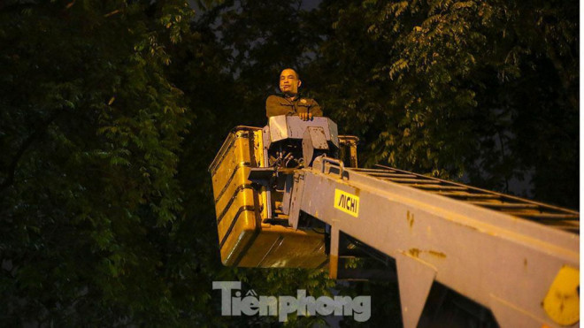Xuyên đêm thu dọn hàng loạt cây đổ khắp phố phường Hà Nội sau mưa giông - 5