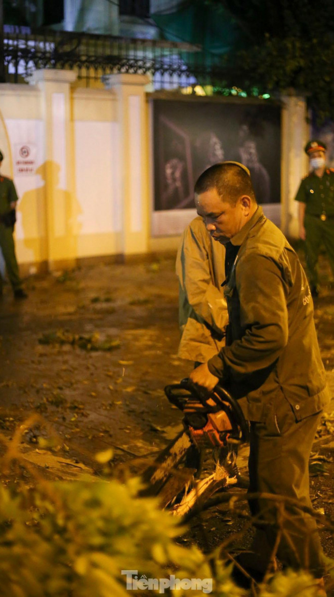 Xuyên đêm thu dọn hàng loạt cây đổ khắp phố phường Hà Nội sau mưa giông - 8