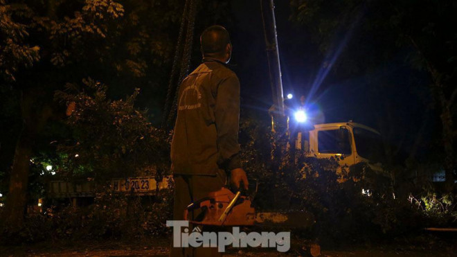 Xuyên đêm thu dọn hàng loạt cây đổ khắp phố phường Hà Nội sau mưa giông - 7