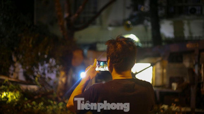 Xuyên đêm thu dọn hàng loạt cây đổ khắp phố phường Hà Nội sau mưa giông - 6