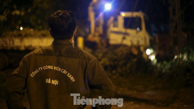 Xuyên đêm thu dọn hàng loạt cây đổ khắp phố phường Hà Nội sau mưa giông - 11