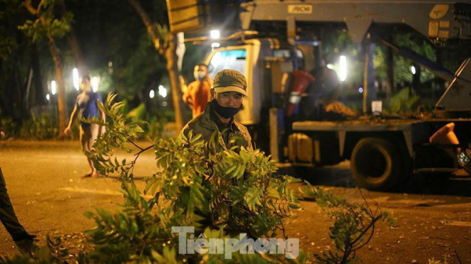 Xuyên đêm thu dọn hàng loạt cây đổ khắp phố phường Hà Nội sau mưa giông - 9