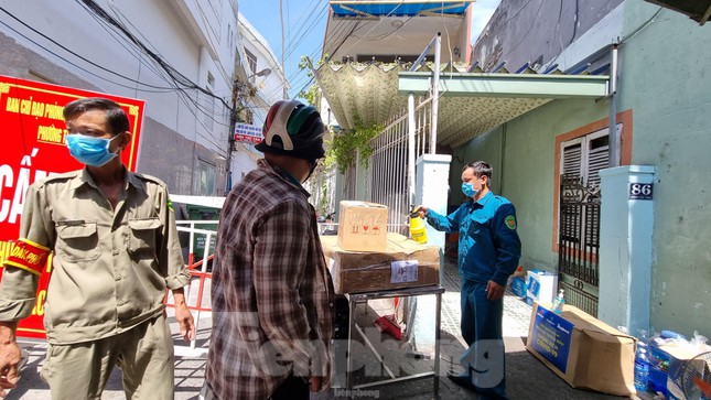 Đà Nẵng: Nhà nào ở yên nhà nấy, không đưa hàng ra khỏi tam giác 'ổ dịch' - 5