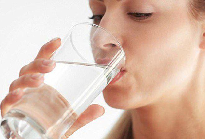 Nắng nóng, cần tránh những sai lầm khi uống nước gây hại sức khỏe - 1