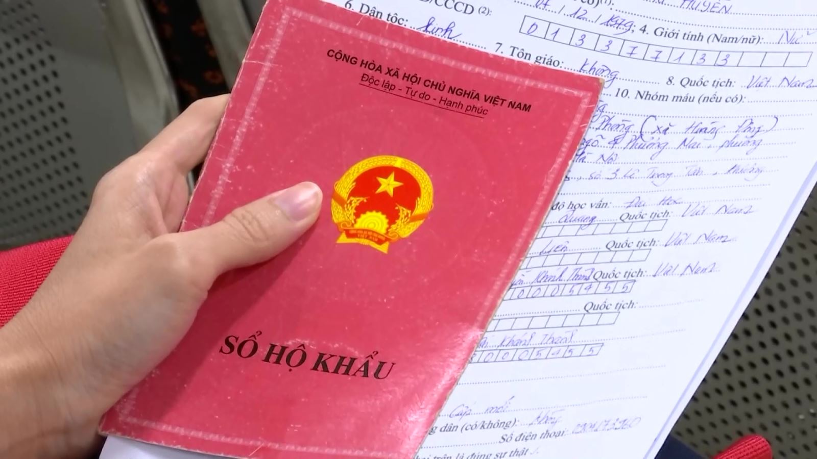 Những trường hợp nào bị thu hồi Sổ hộ khẩu từ 1/7/2021? - 2