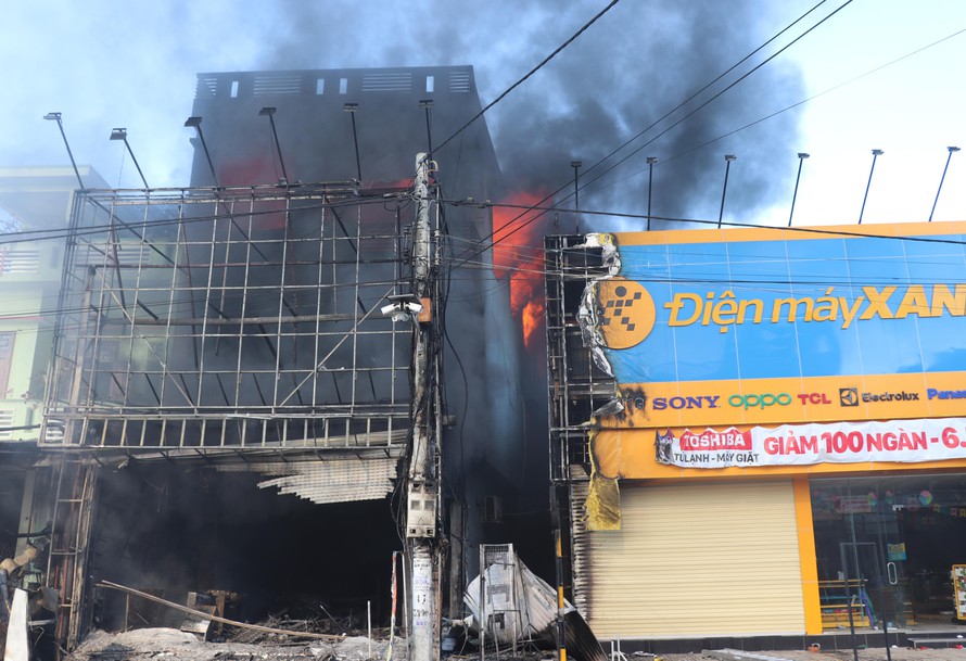 Phú Yên: Tìm người có mặt xem cháy cửa hàng điện máy ở thị xã Đông Hòa - 1