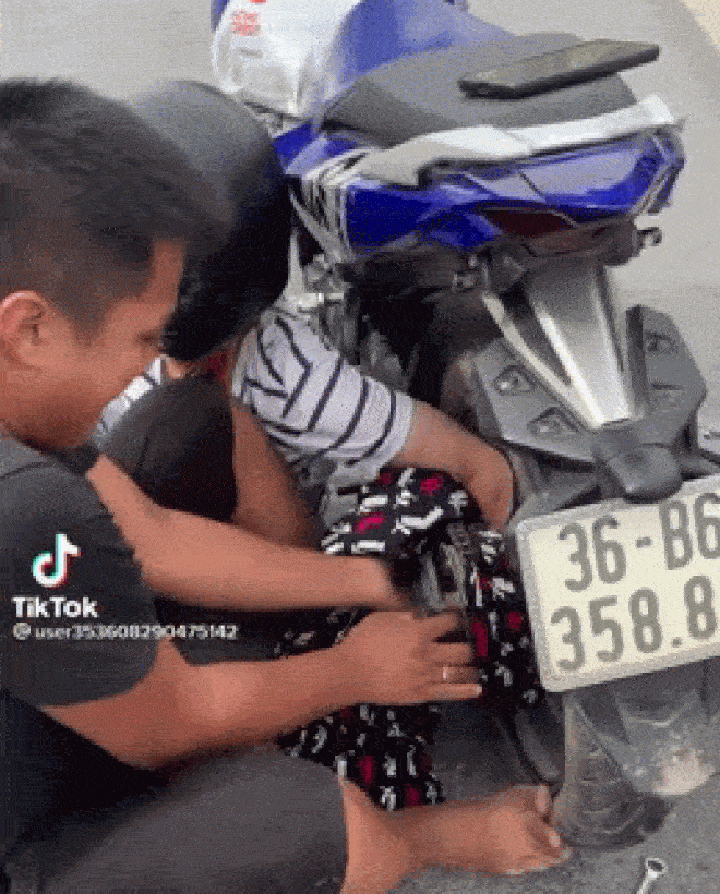 Video: Người phụ nữ mặc áo chống nắng bị cuốn cả áo và tay vào bánh xe Exciter - 1