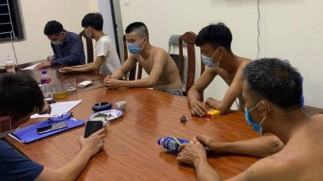 Ra sân bóng hóng gió, nhóm thanh niên Bắc Giang bị phạt 60 triệu đồng - 1