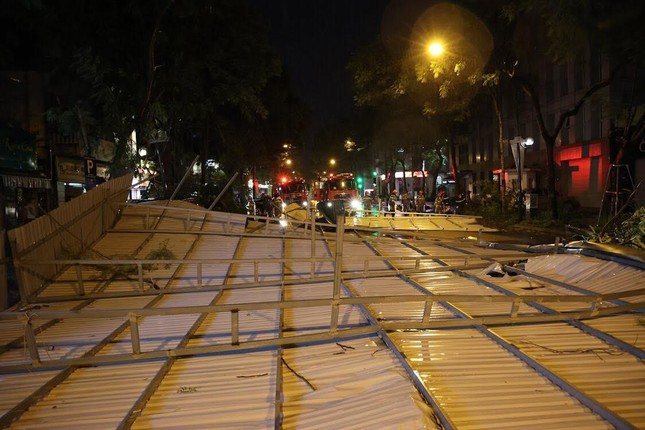 Mái tôn 70m2 từ nhà cao tầng lao xuống đường đè trúng nhiều ô tô - 2