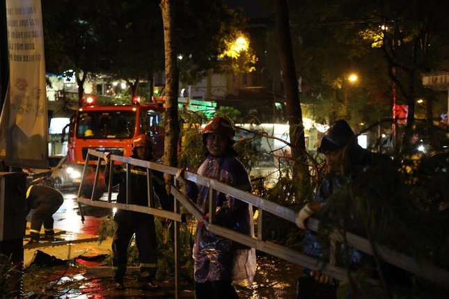 Mái tôn 70m2 từ nhà cao tầng lao xuống đường đè trúng nhiều ô tô - 5