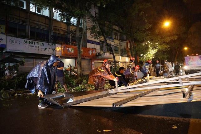 Mái tôn 70m2 từ nhà cao tầng lao xuống đường đè trúng nhiều ô tô - 9