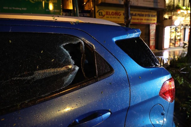 Mái tôn 70m2 từ nhà cao tầng lao xuống đường đè trúng nhiều ô tô - 8