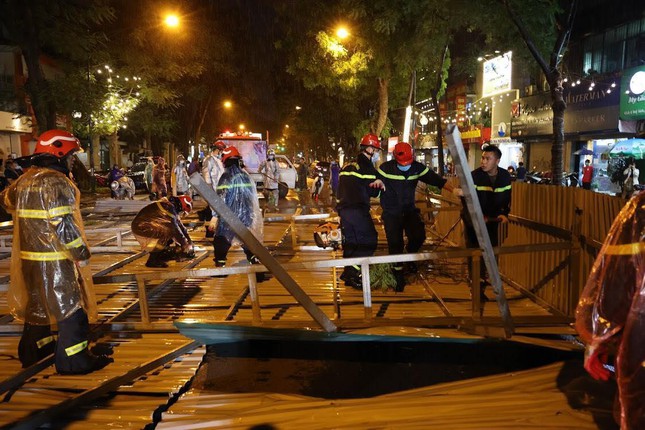 Mái tôn 70m2 từ nhà cao tầng lao xuống đường đè trúng nhiều ô tô - 7