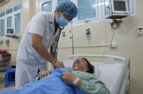 Đi chợ giữa lúc ngoài nắng hơn 50 độ C, người phụ nữ nguy kịch - 1