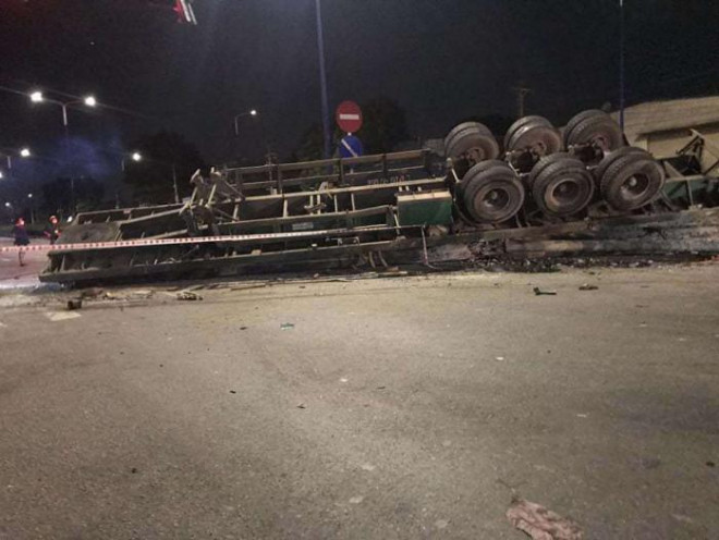 TNGT ở Bình Dương: Xe chở cột điện lật nhào, đè chết thanh niên vượt đèn đỏ - 2