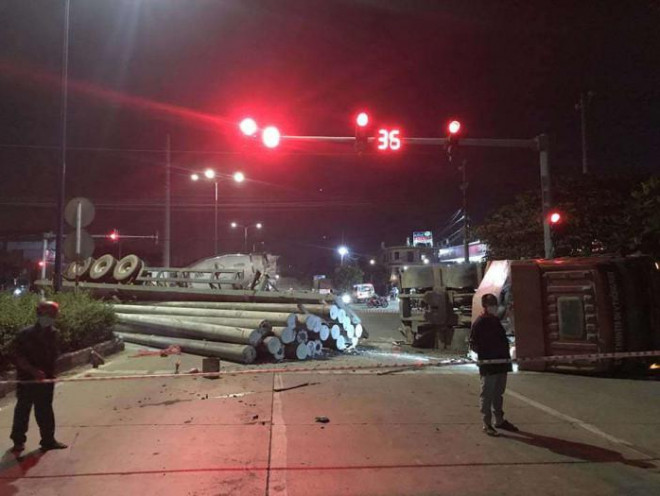 TNGT ở Bình Dương: Xe chở cột điện lật nhào, đè chết thanh niên vượt đèn đỏ - 3