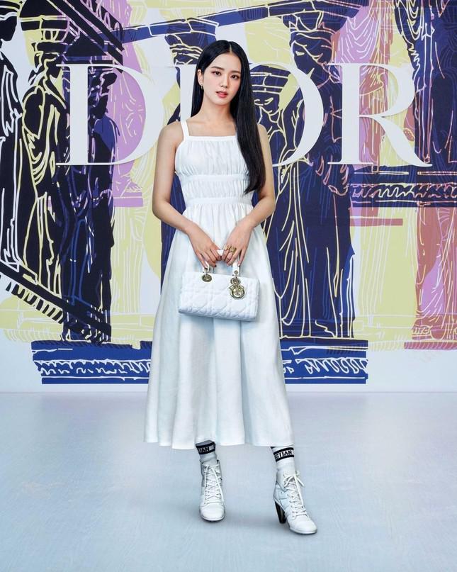 Diện mẫu váy Dior tự chọn lựa, Jisoo được tạp chí Vogue vinh danh Sao mặc đẹp tuần qua - 1