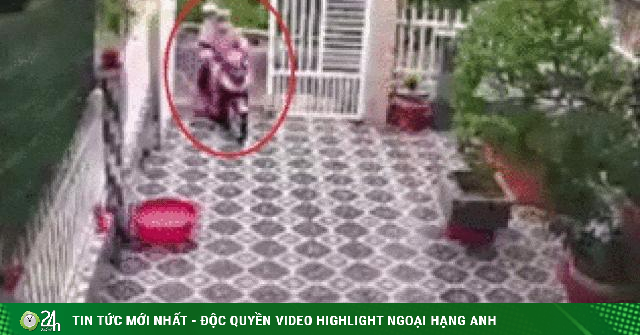 Clip: Đi xe máy vào sân trơn, tài xế được một phen nhớ đời - Vimarsana News