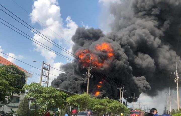 Đồng Nai: "Quả cầu lửa" bùng lên dữ dội từ công ty hóa chất - 2