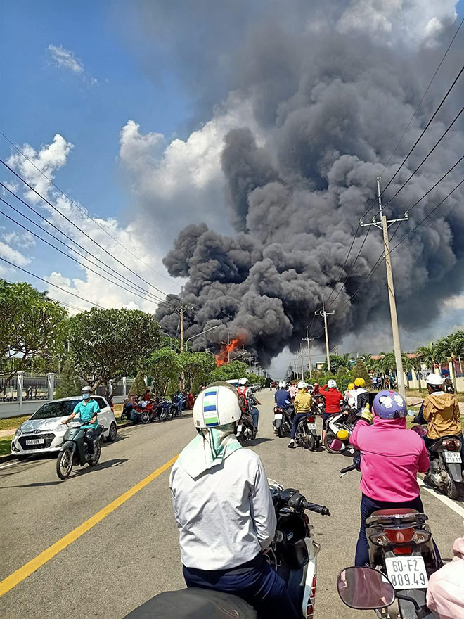 Đồng Nai: "Quả cầu lửa" bùng lên dữ dội từ công ty hóa chất - 3