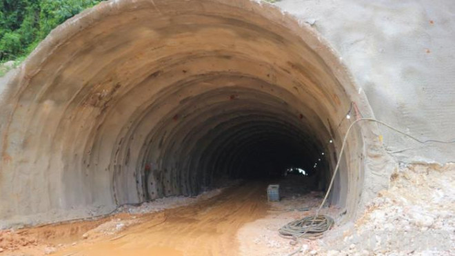 Chùm ảnh: Đào xuyên núi đá, mở hầm cao tốc qua đèo Tam Điệp - 2