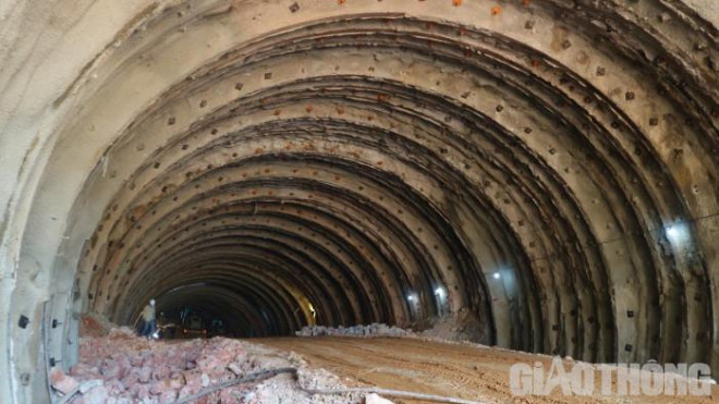 Chùm ảnh: Đào xuyên núi đá, mở hầm cao tốc qua đèo Tam Điệp - 9