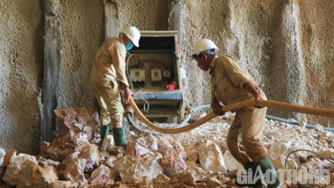 Chùm ảnh: Đào xuyên núi đá, mở hầm cao tốc qua đèo Tam Điệp - 7