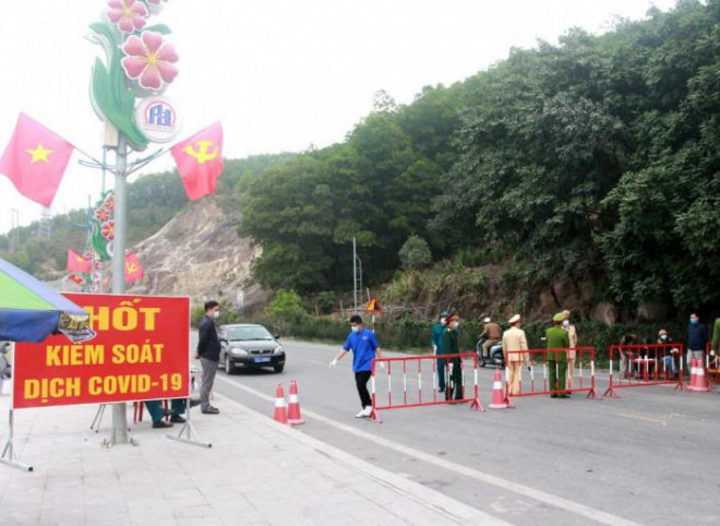 Quảng Ninh: Kiểm điểm cán bộ quân đội, CSGT vụ để lọt F0 vào địa bàn - 2