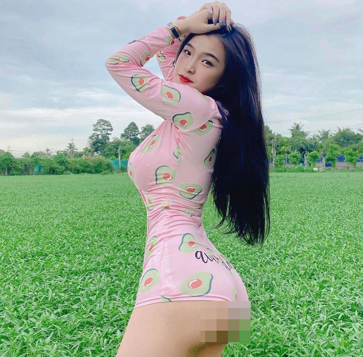 Nữ sinh Biên Hòa diện bodysuit đi gặt lúa bị nhận xét &#34;trang phục sai khung cảnh&#34; - 1