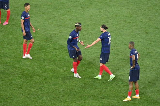 Pháp bị loại sốc ở EURO: Pogba bị đồng đội &#34;hội đồng&#34;, người nhà cầu thủ mắng nhau - 1