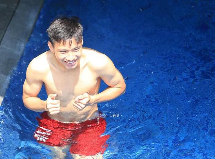 Ảnh tắm lộ body 6 múi nóng bỏng, Đoàn Văn Hậu khiến người ta tò mò ăn gì, tập gì? - 3