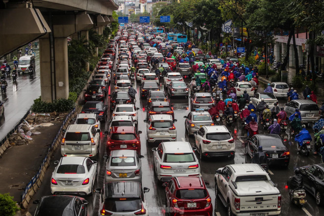 &#39;Ma trận&#39; ùn tắc giao thông ở Hà Nội trong cơn mưa - 1