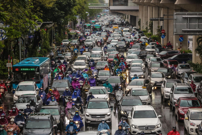 &#39;Ma trận&#39; ùn tắc giao thông ở Hà Nội trong cơn mưa - 2