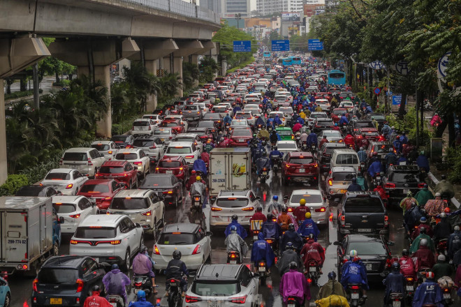 &#39;Ma trận&#39; ùn tắc giao thông ở Hà Nội trong cơn mưa - 3