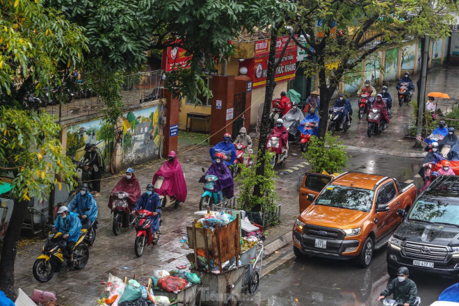 &#39;Ma trận&#39; ùn tắc giao thông ở Hà Nội trong cơn mưa - 5