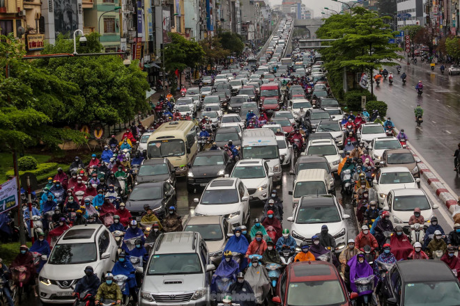 &#39;Ma trận&#39; ùn tắc giao thông ở Hà Nội trong cơn mưa - 10